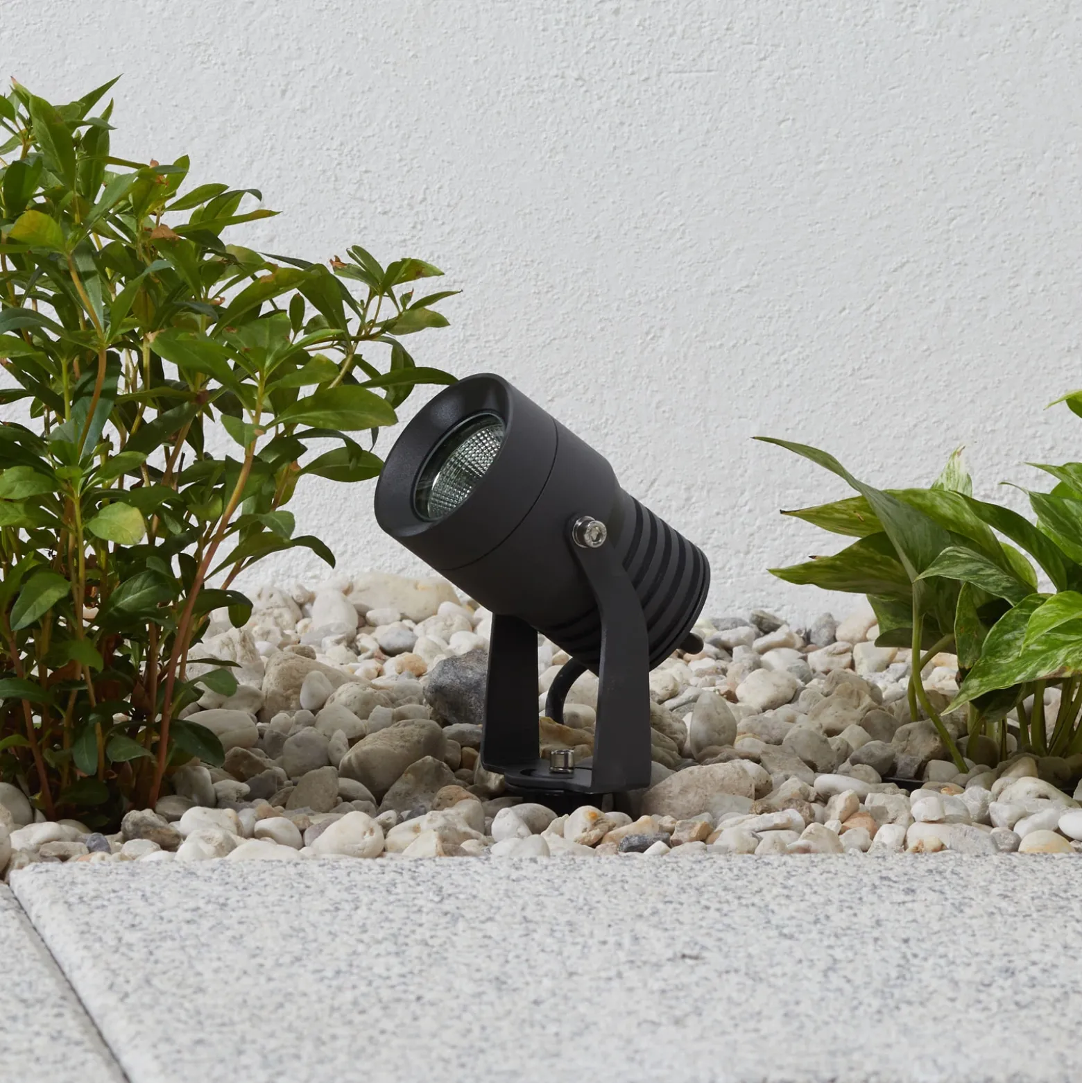 Foco exterior LED Jon de Lucande, con piqueta, ajustable, IP65