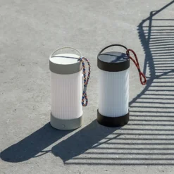 Hübsch Lámpara de mesa LED recargable Camp negro, cristal, hierro, IP44