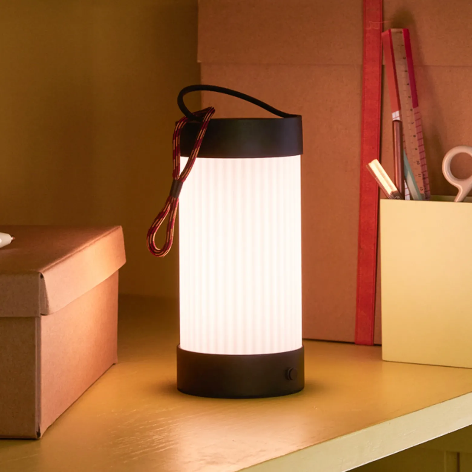 Hübsch Lámpara de mesa LED recargable Camp negro, cristal, hierro, IP44
