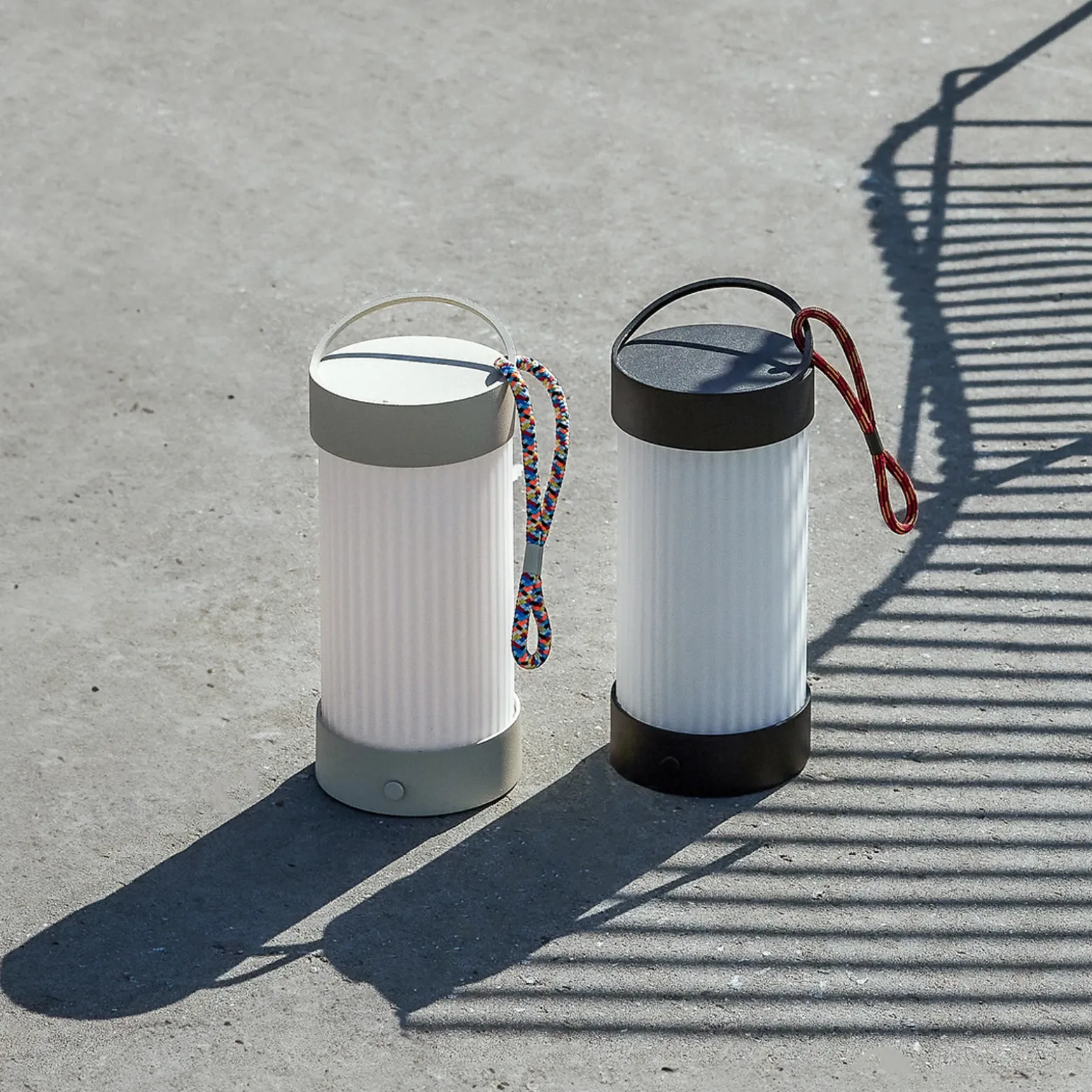 Hübsch Lámpara de mesa LED recargable Camp, arena, cristal, hierro, IP44