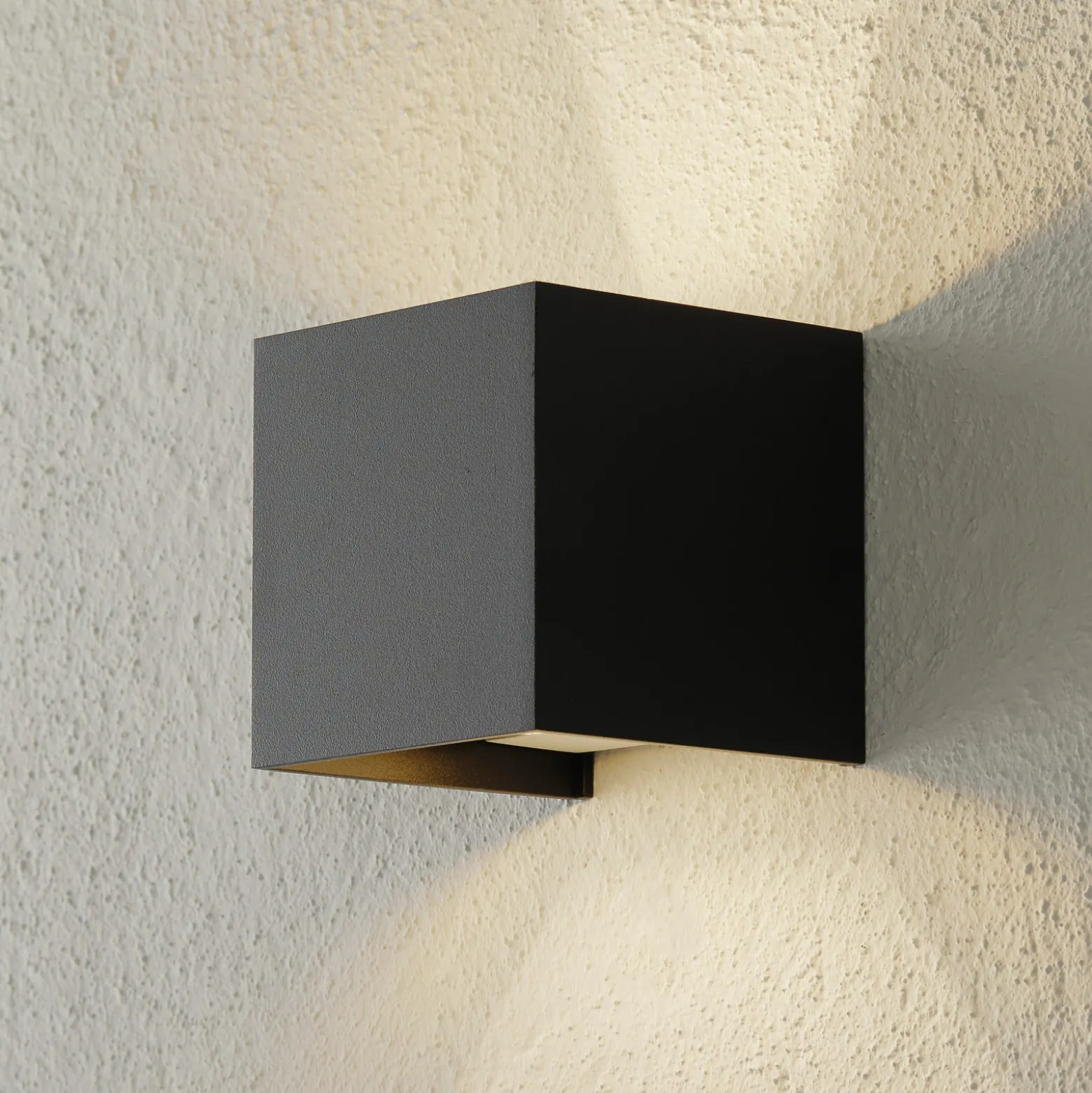 Helestra Siri 44 aplique para exterior arriba/abajo negro