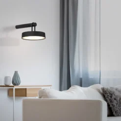 JUST LIGHT. Aplique de pared LED Arma, plástico negro IP44