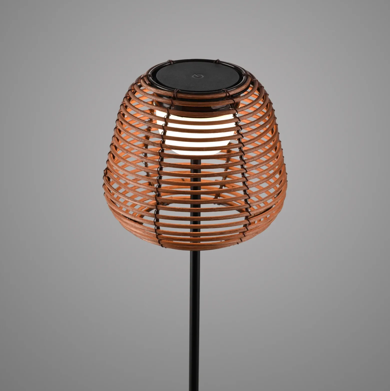 JUST LIGHT. Askia lámpara de pie LED recargable, ratán, IP54, touchdim
