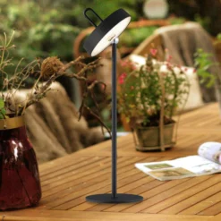 JUST LIGHT. Lámpara de mesa LED recargable Amag, negra, hierro, IP44