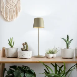 Kaami lámpara de mesa LED recargable, atenuable oro mate