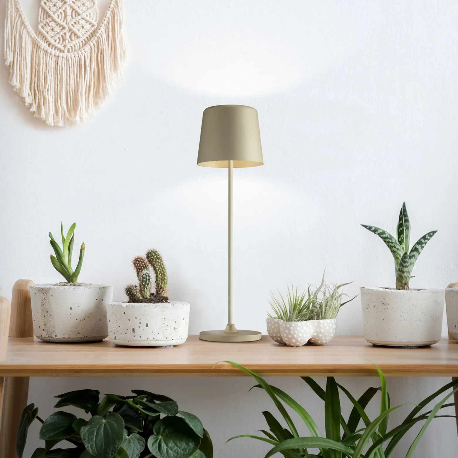 Kaami lámpara de mesa LED recargable, atenuable oro mate