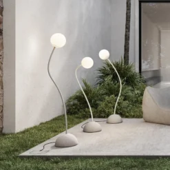 Karman lámpara de pie exterior Moony, blanco, Ø 15 cm, altura 145 cm PMMA