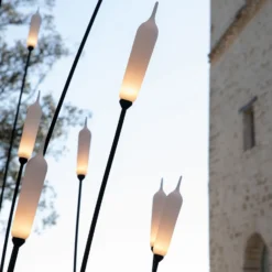Karman Nilo lámpara LED con pica, altura 150 cm