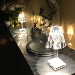Kartell Lámpara de mesa LED recargable Battery, 26 cm, transparente, IP54