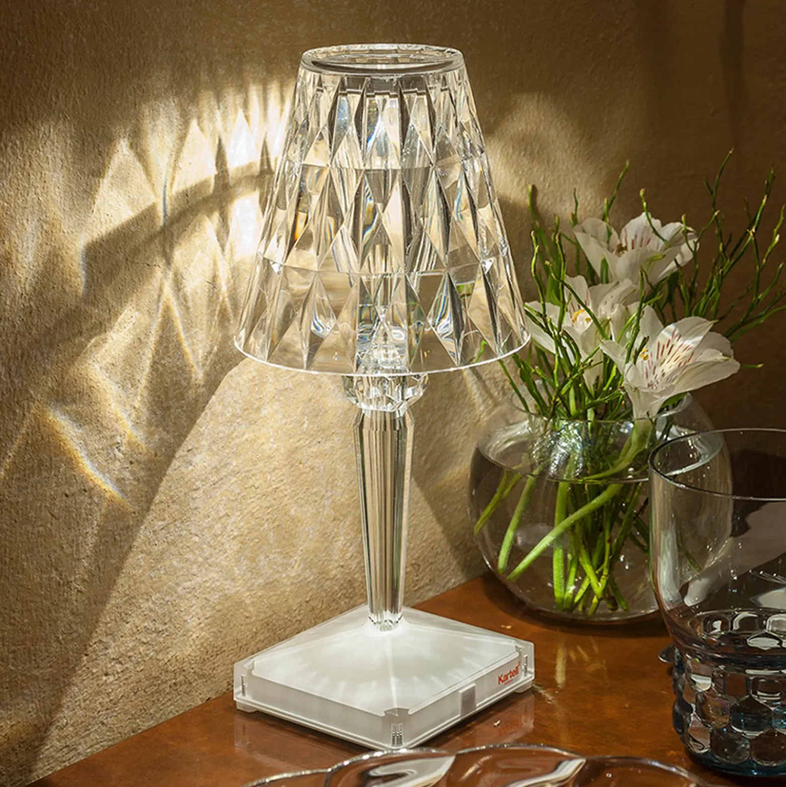 Kartell Lámpara de mesa LED recargable Battery, 26 cm, transparente, IP54