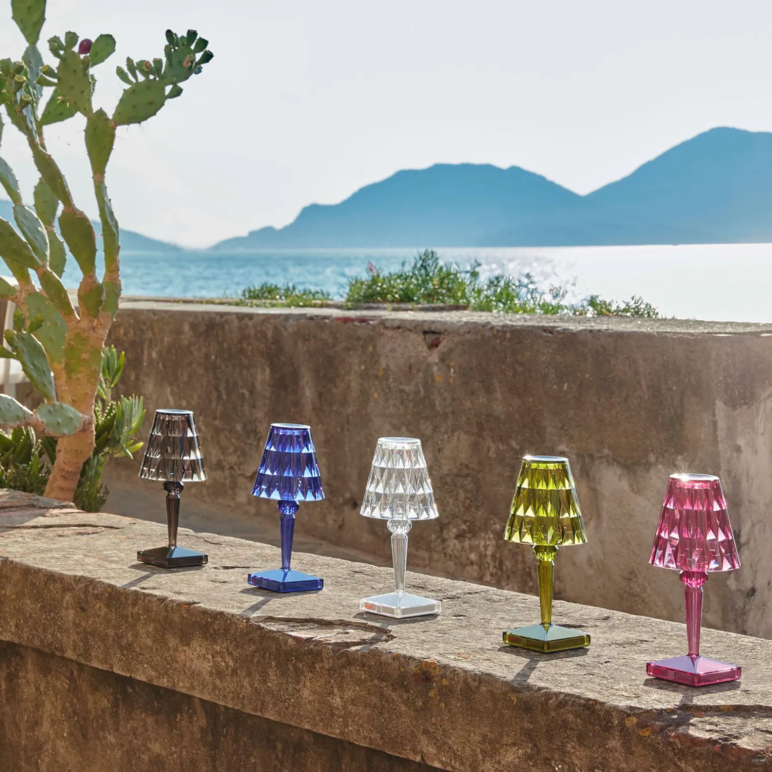 Kartell Lámpara de mesa LED recargable Battery, 26 cm, transparente, IP54