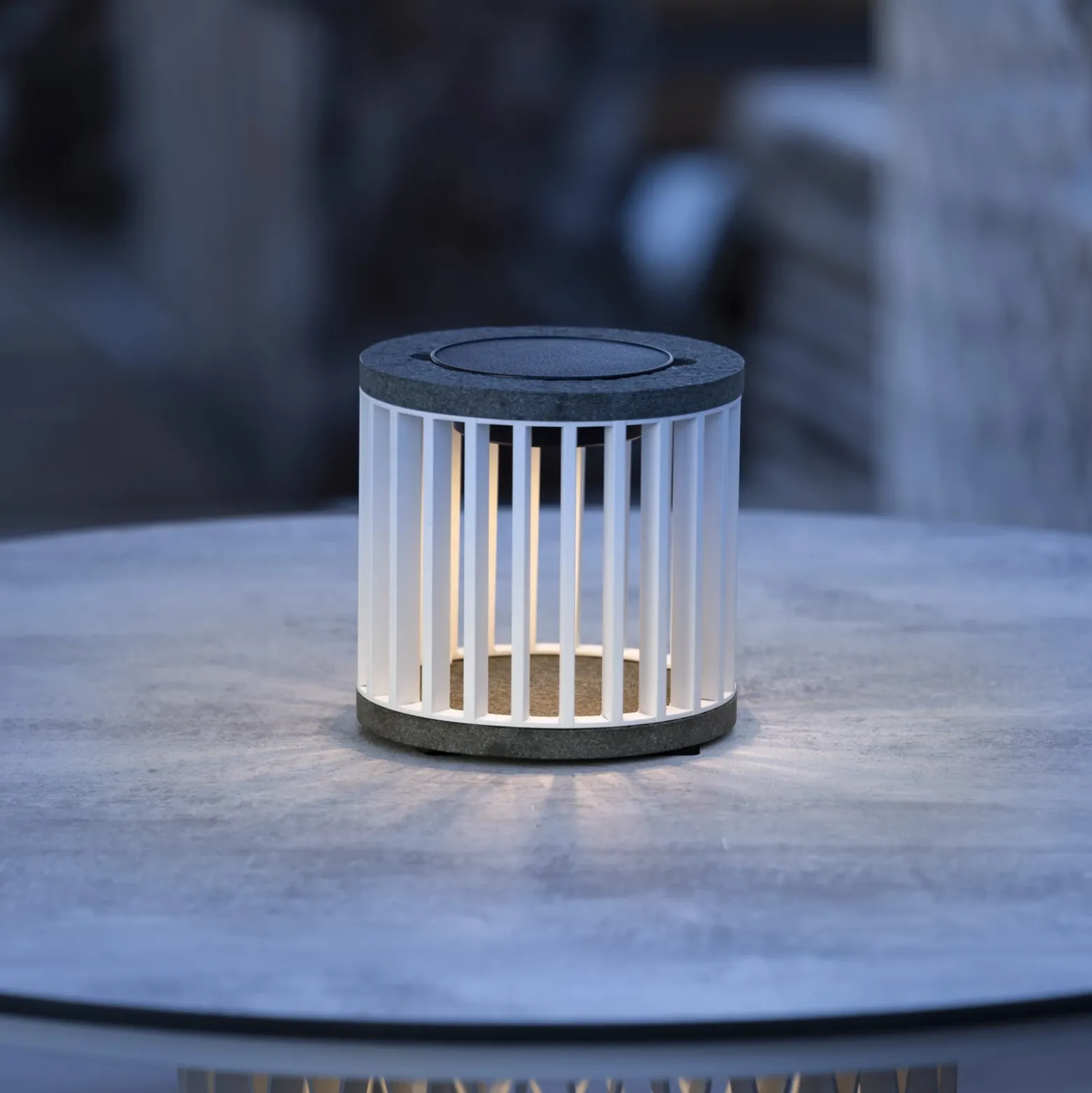 Les Jardins Lámpara de mesa solar LED Halo, blanca, aluminio/granito
