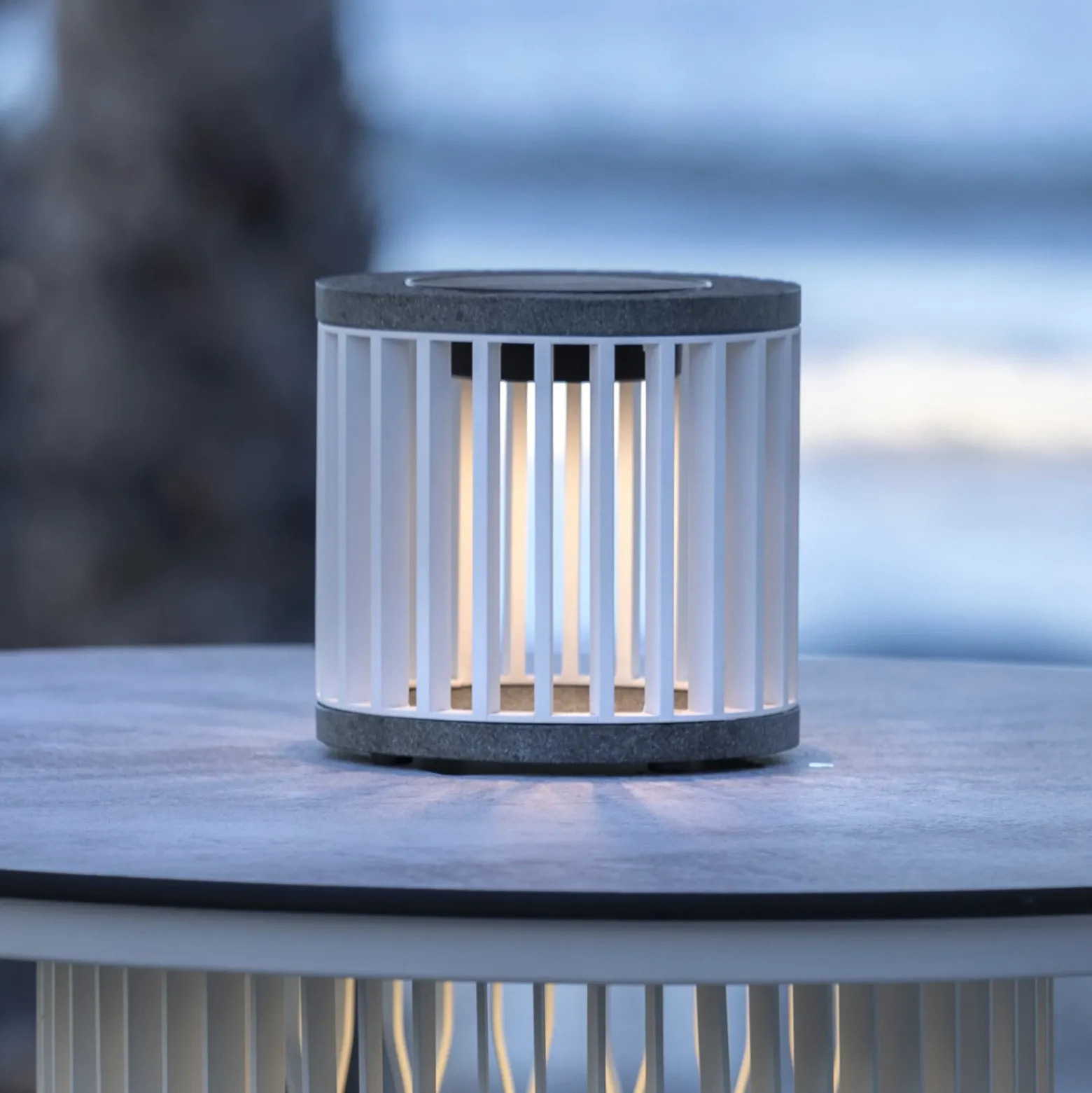 Les Jardins Lámpara de mesa solar LED Halo, blanca, aluminio/granito
