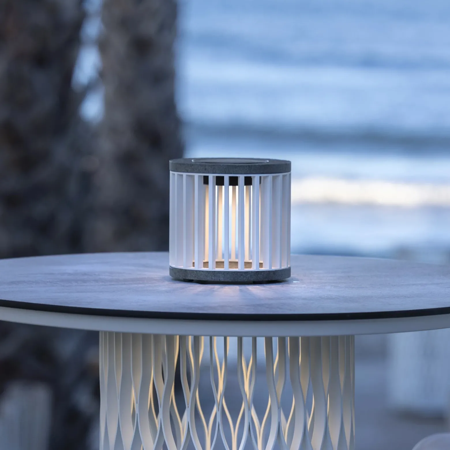 Les Jardins Lámpara de mesa solar LED Halo, blanca, aluminio/granito