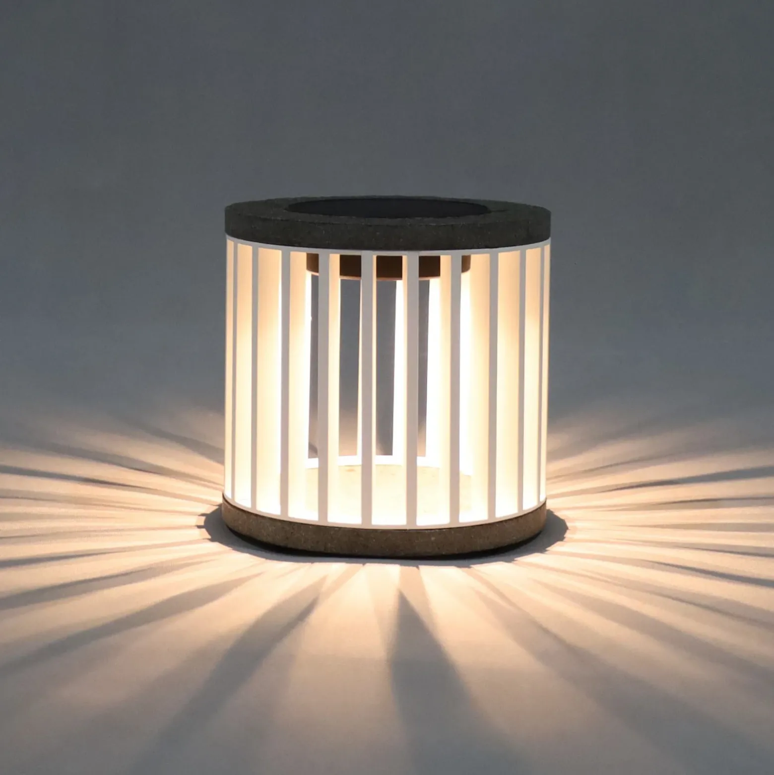 Les Jardins Lámpara de mesa solar LED Halo, blanca, aluminio/granito