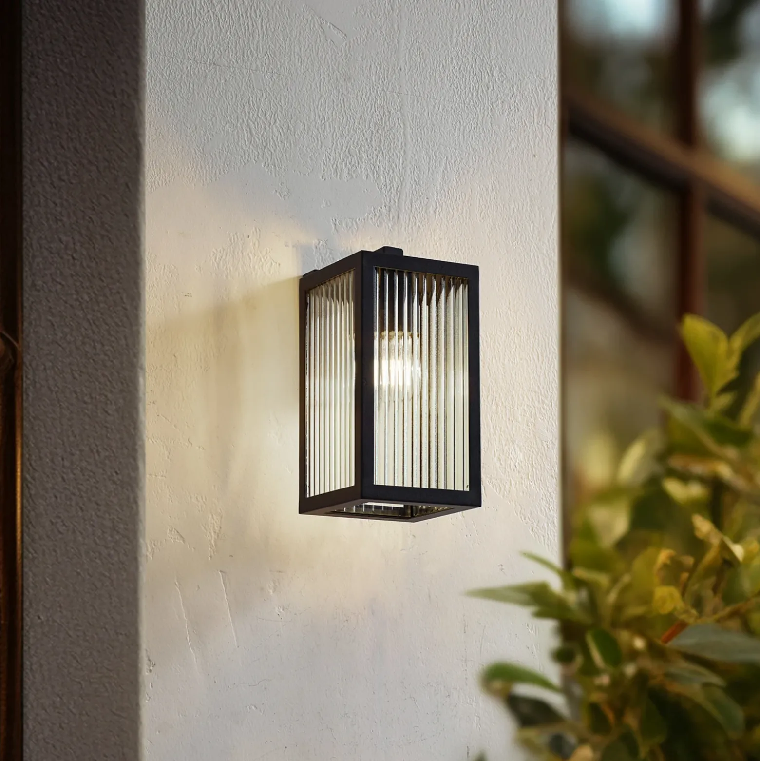 Lindby Aplique de exterior Bolgar, negro, metal, cristal, 15 cm