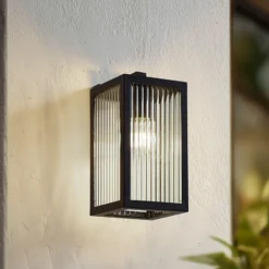 Lindby Aplique de exterior Bolgar, negro, metal, cristal, 15 cm