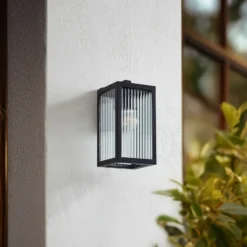 Lindby Aplique de exterior Bolgar, negro, metal, cristal, 15 cm