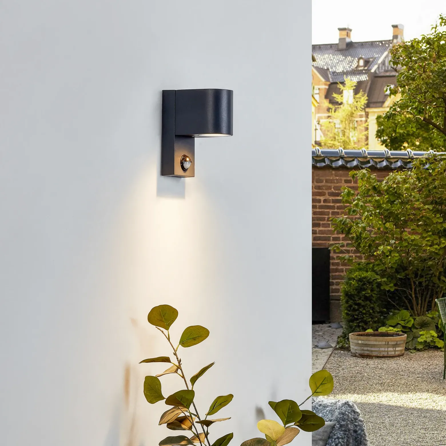 Lindby Aplique de exterior Gelso, aluminio, 15 cm, GU10, sensor