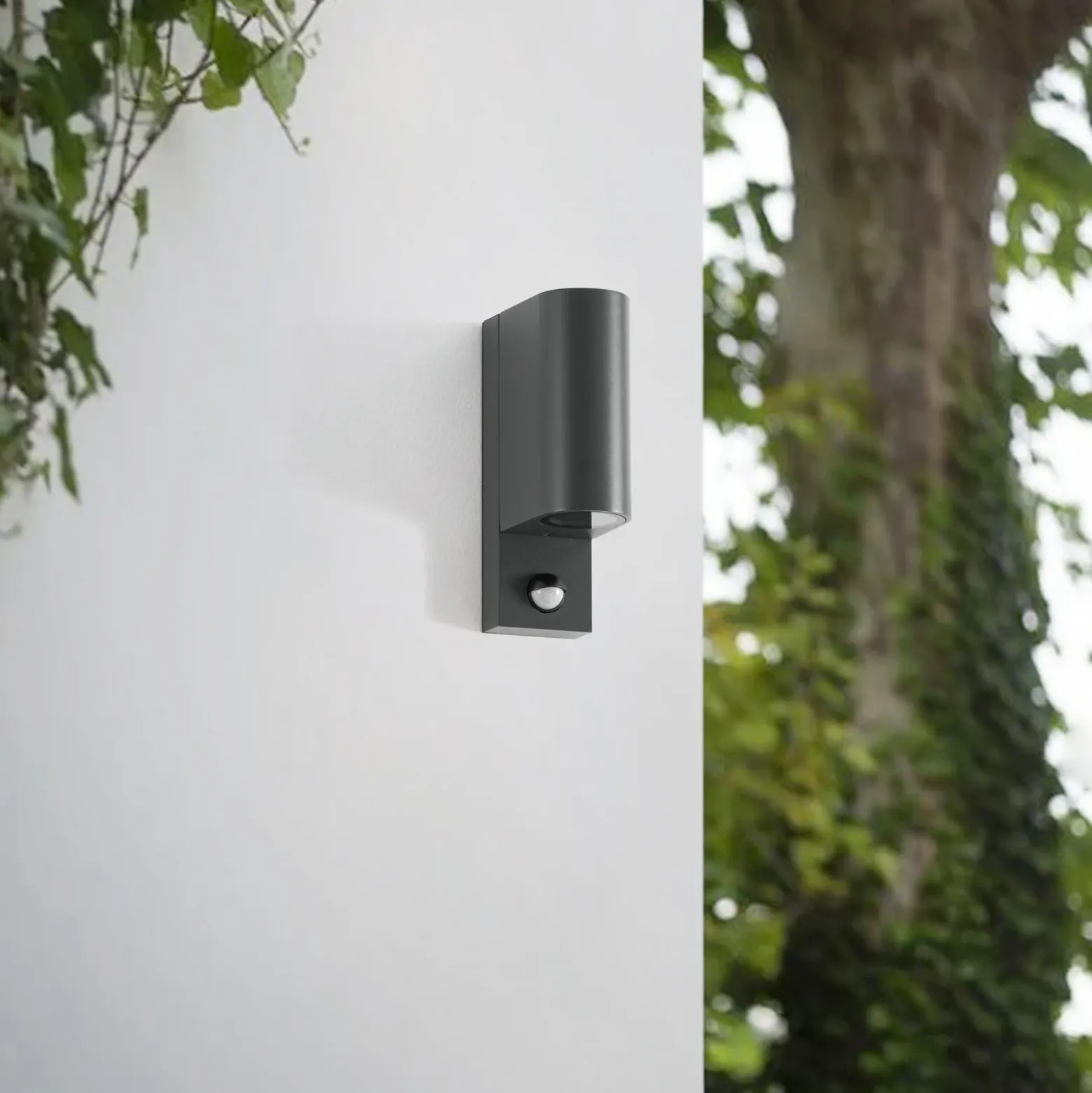 Lindby Aplique de exterior Palina, sensor, IP44, antracita