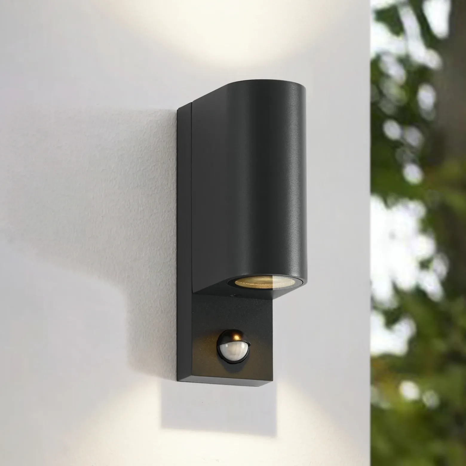Lindby Aplique de exterior Palina, sensor, IP44, antracita