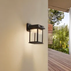 Lindby aplique de pared LED Latarka, altura 27,5 cm, sensor