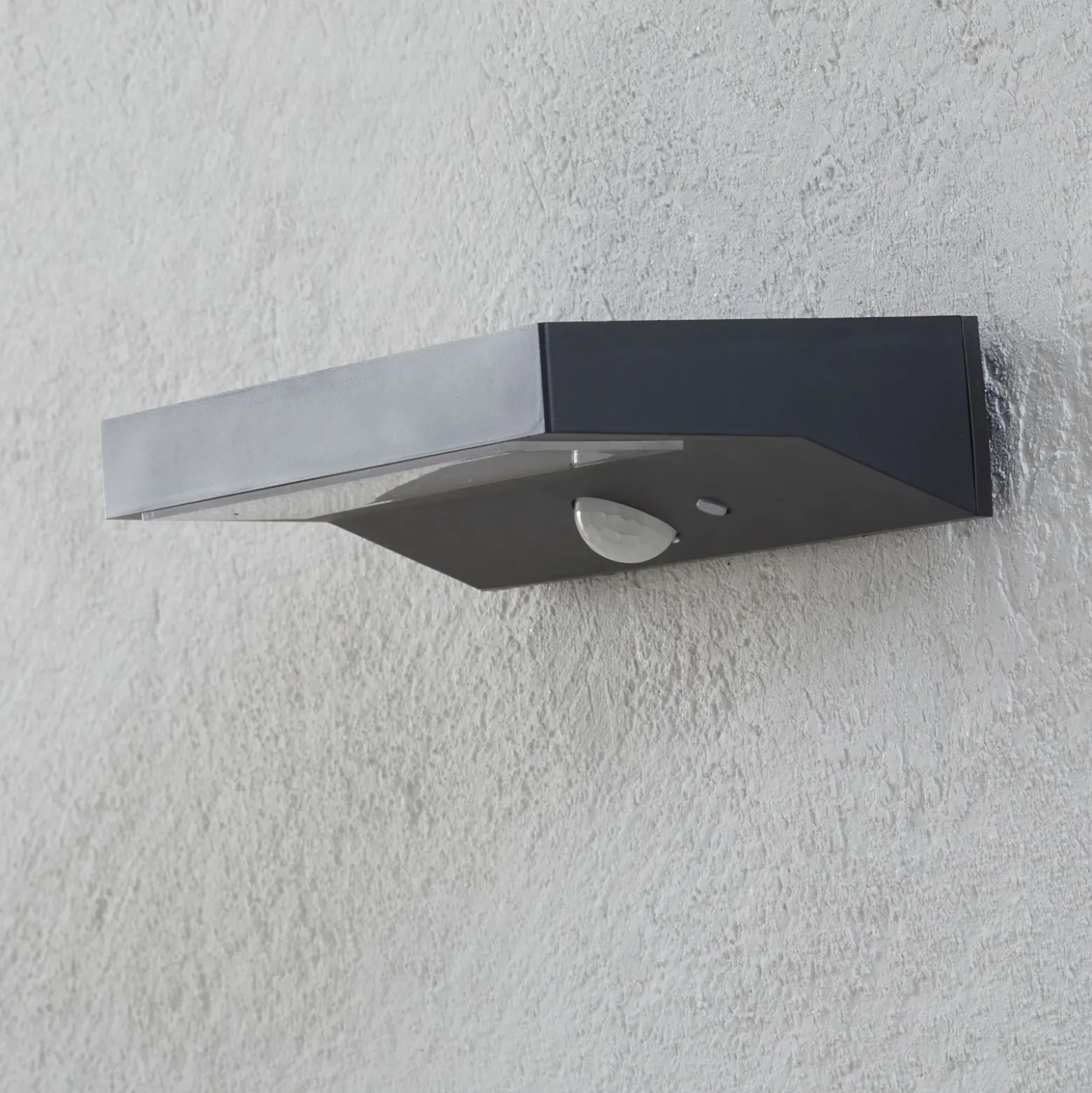 Lindby Aplique LED solar para exterior Maresia, sensor, antracita