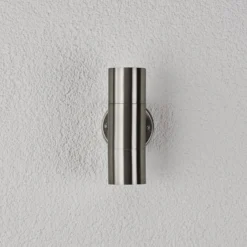Lindby Aplique para exterior Hakan, arriba/abajo, acero inoxidable, IP44, GU10