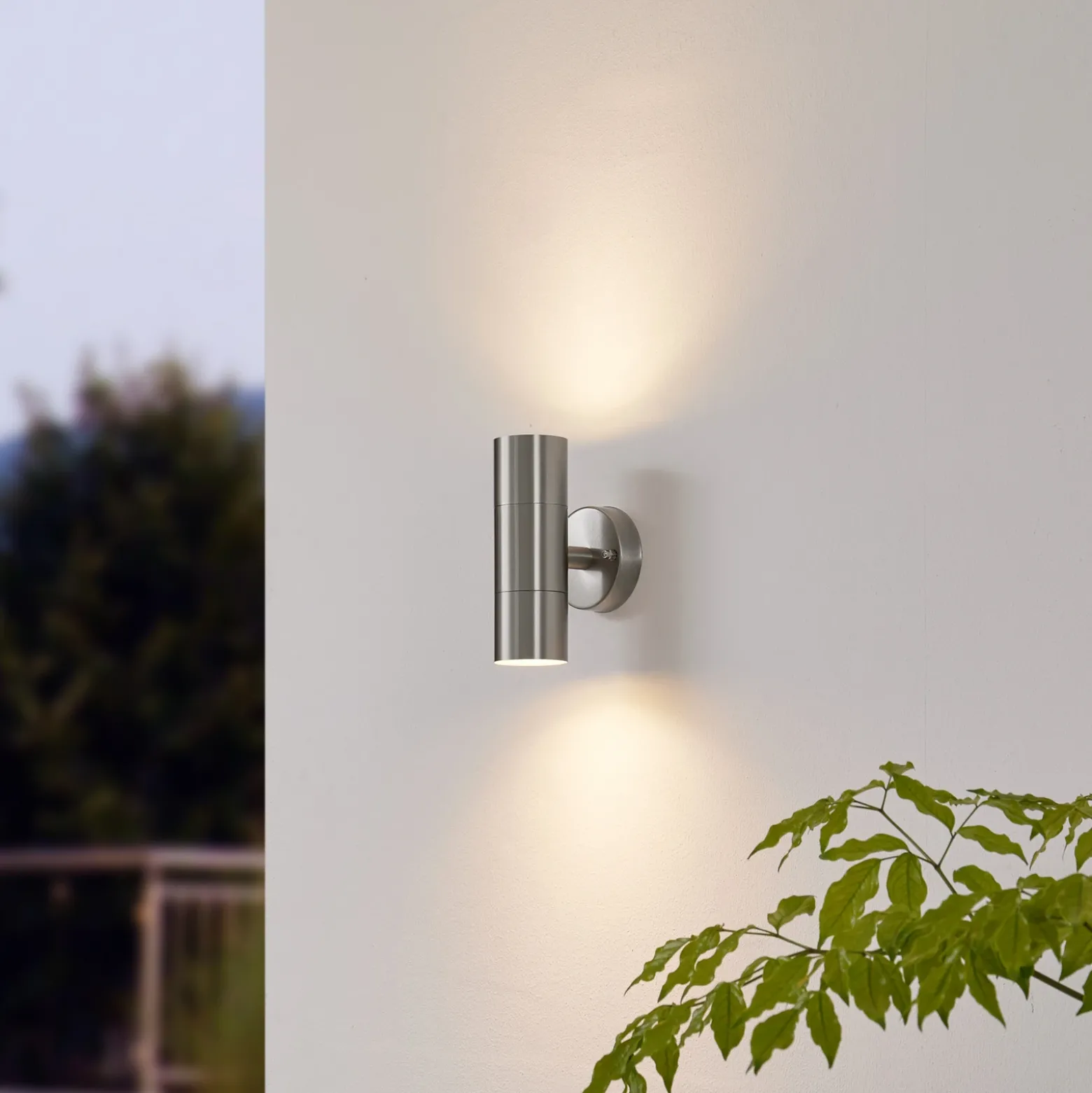 Lindby Aplique para exterior Hakan, arriba/abajo, acero inoxidable, IP44, GU10