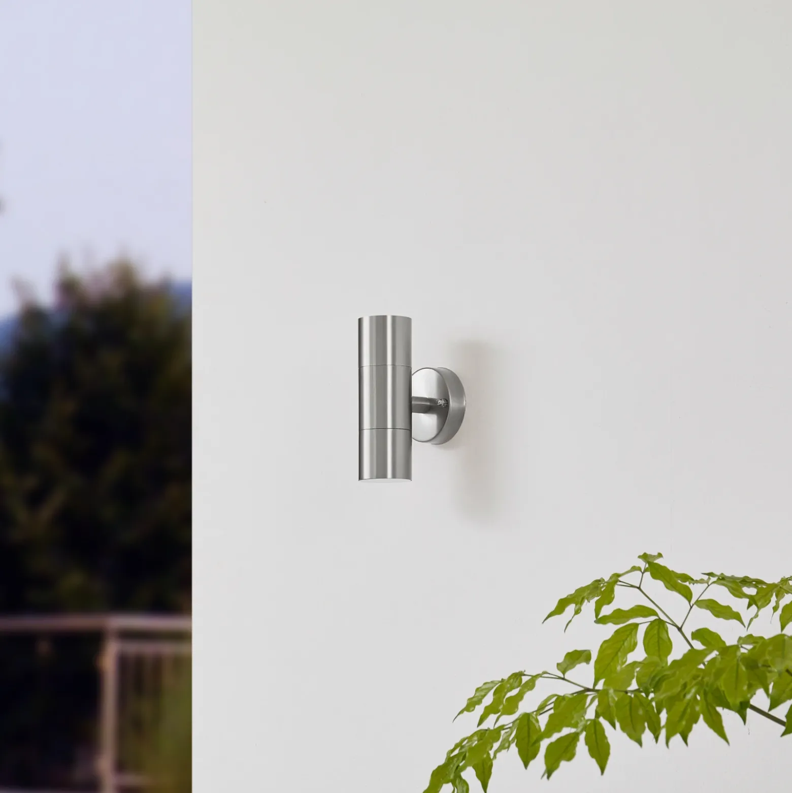 Lindby Aplique para exterior Hakan, arriba/abajo, acero inoxidable, IP44, GU10