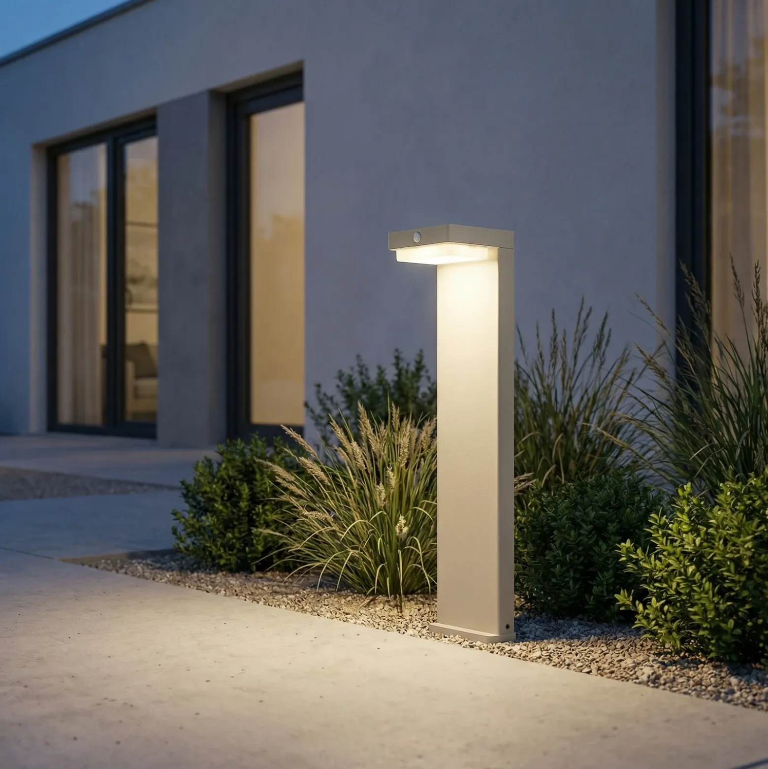 Lindby Baliza LED solar para zócalo Eleazar, blanca, aluminio, sensor