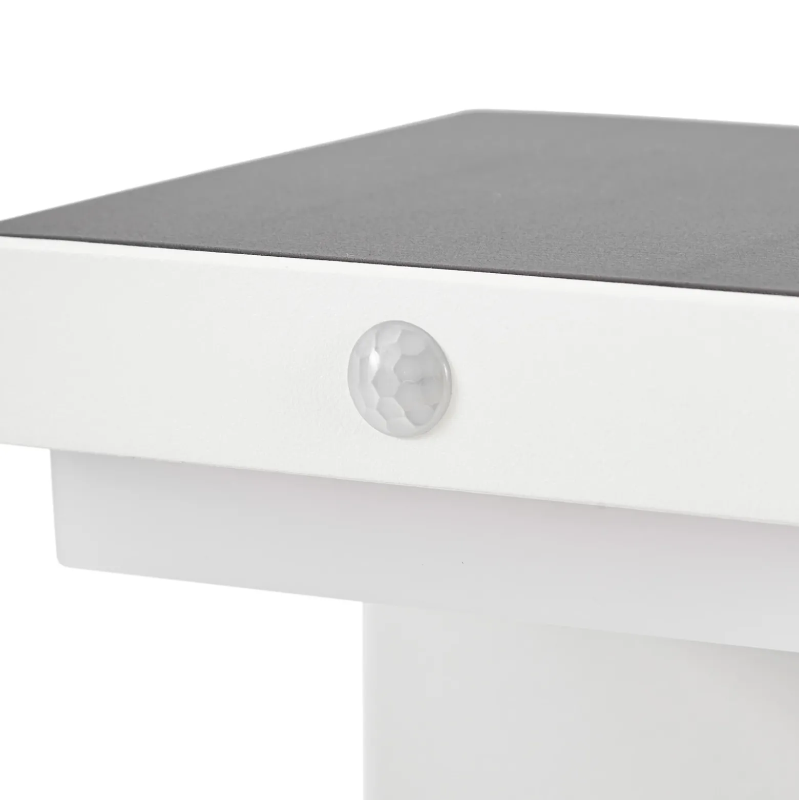 Lindby Baliza LED solar para zócalo Eleazar, blanca, aluminio, sensor