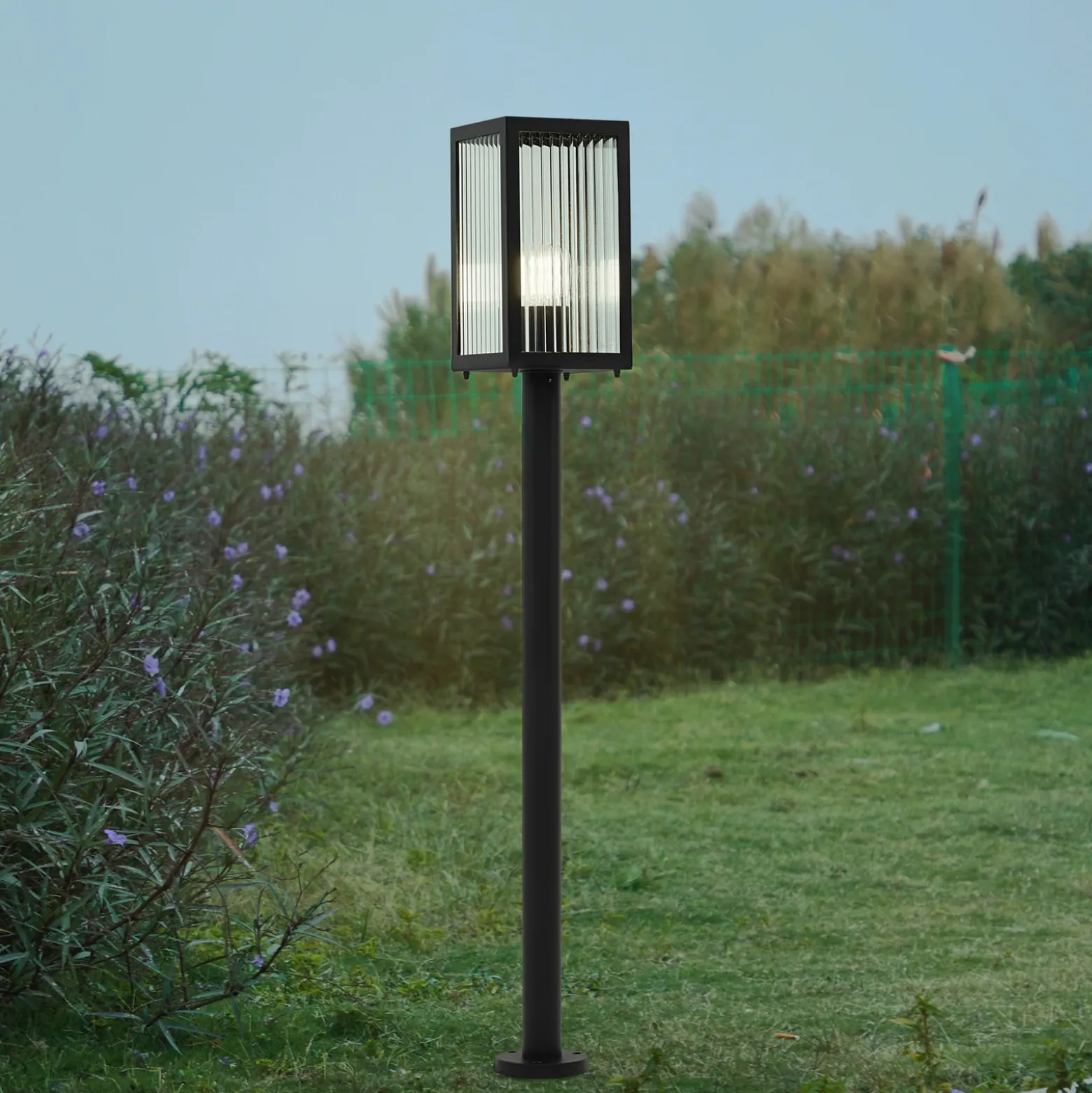 Lindby Bolardo luminoso Bolgar, negro, metal, vidrio, 15 cm