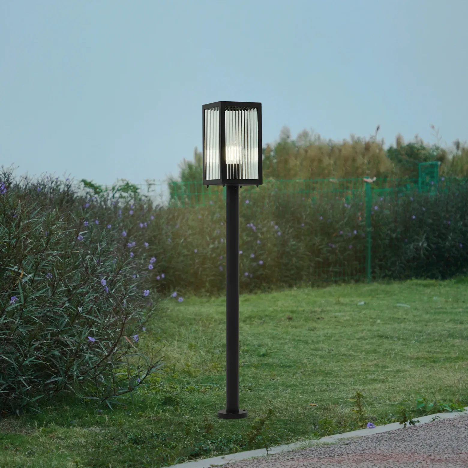 Lindby Bolardo luminoso Bolgar, negro, metal, vidrio, 15 cm