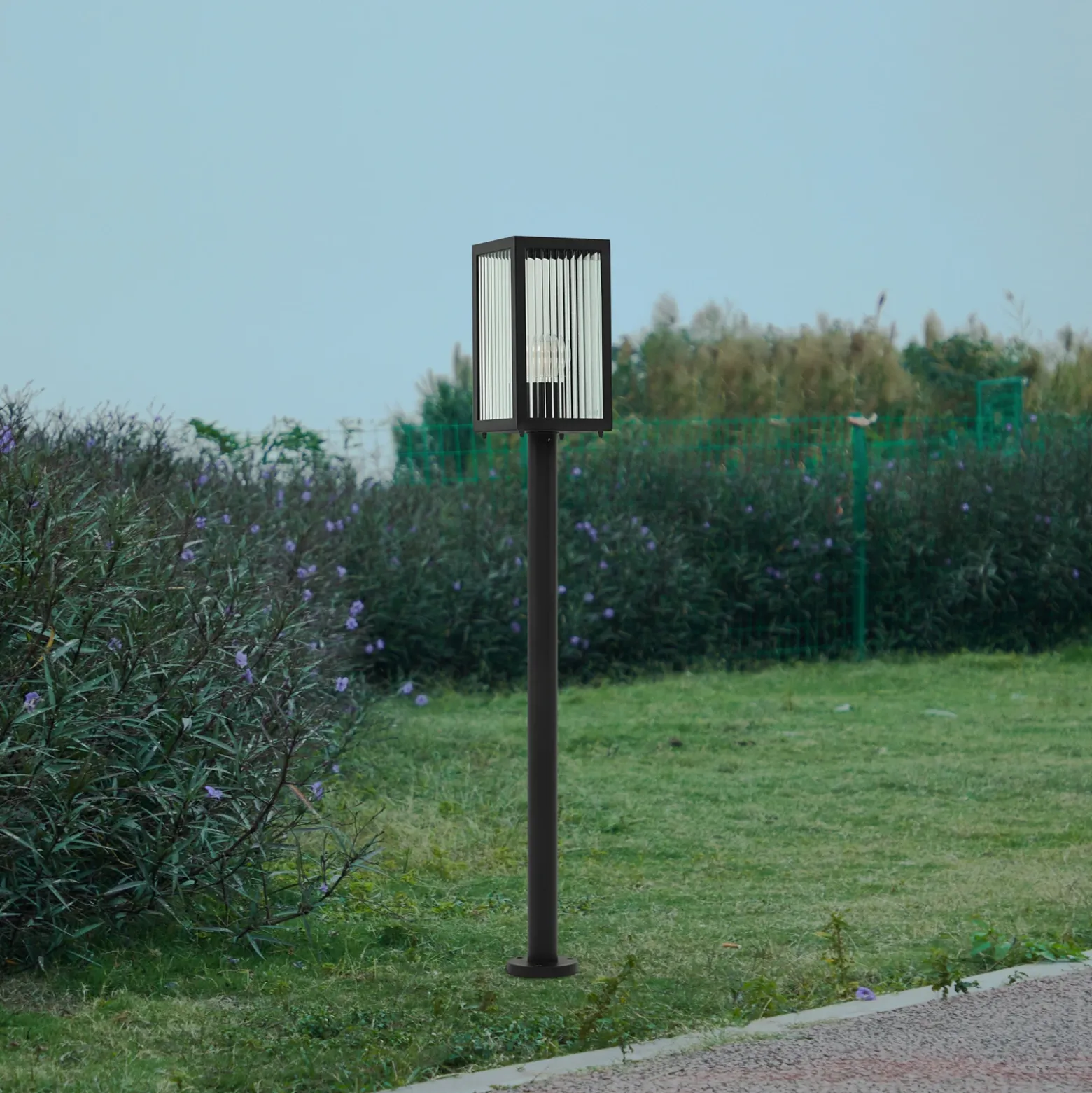 Lindby Bolardo luminoso Bolgar, negro, metal, vidrio, 15 cm