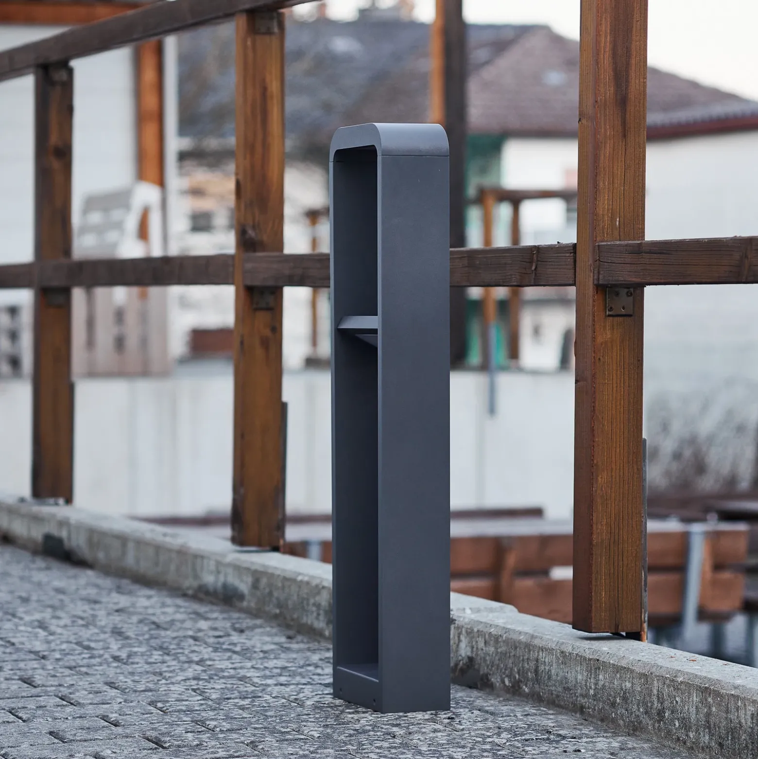 Lindby, bolardo luminoso LED Darko, 80 cm, gris, metal, IP54