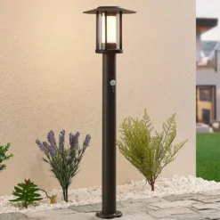 Lindby, bolardo luminoso LED Gregory, 76 cm, sensor, gris oscuro, IP44