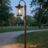 Lindby, bolardo luminoso Zayn, color óxido, vidrio, altura 109 cm, IP65