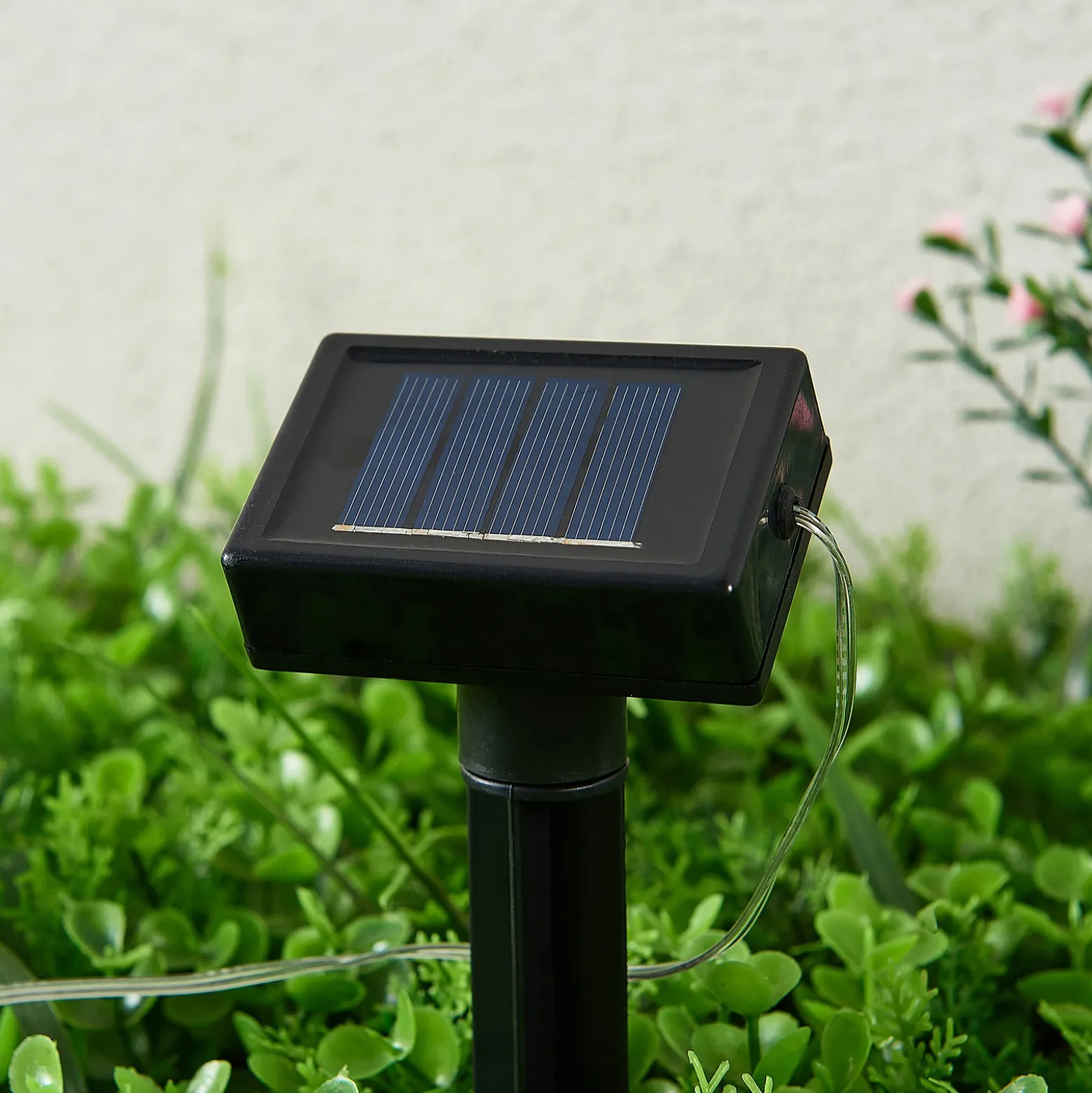 Lindby Cadena de luces LED Lampini, 200 cm, negro, IP44