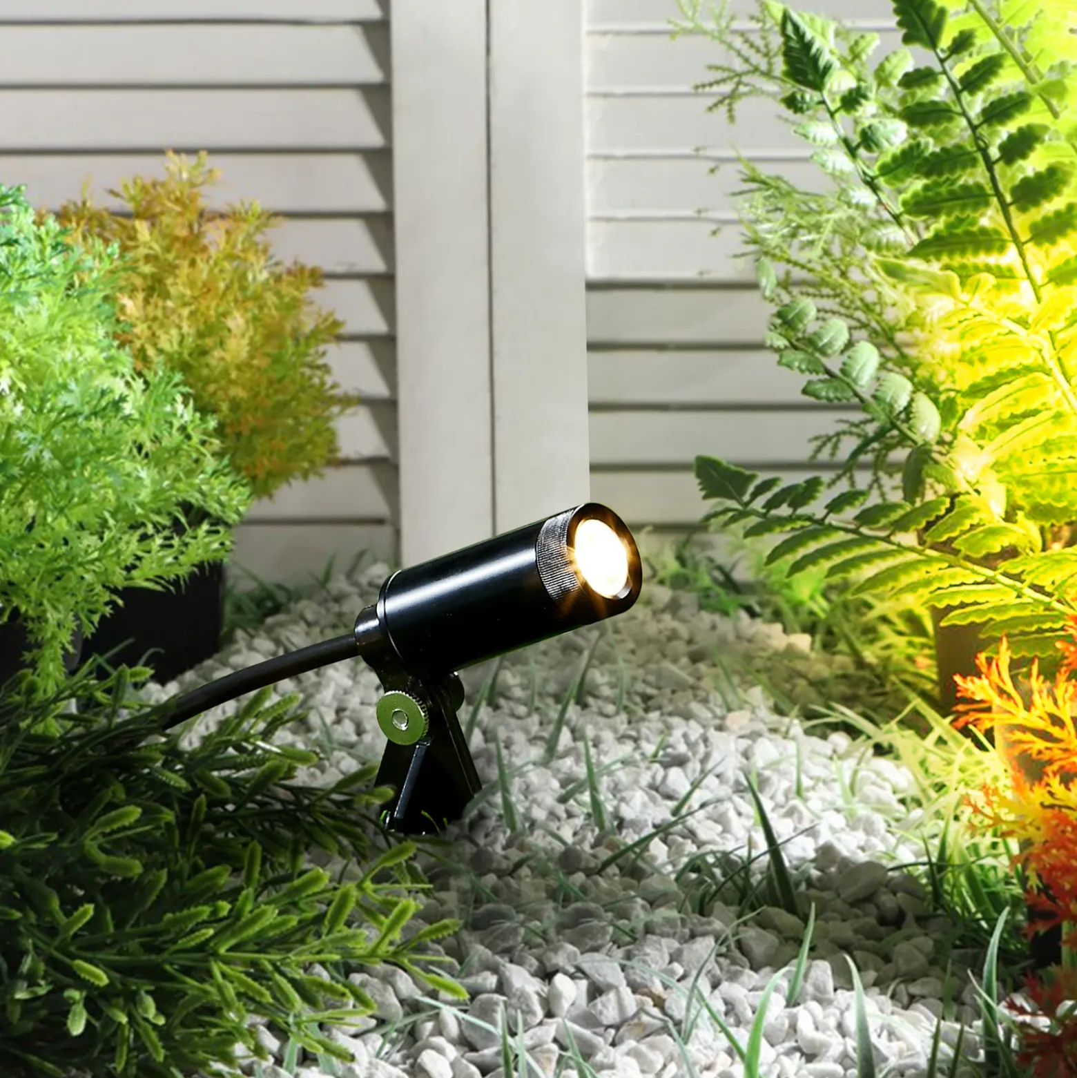 Lindby Heath lámpara LED con pica, 4 ud, negro