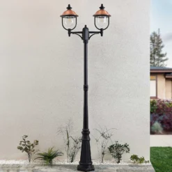 Lindby lámpara de exterior Clint, 225 cm, 2 luces, resistente al agua salada,