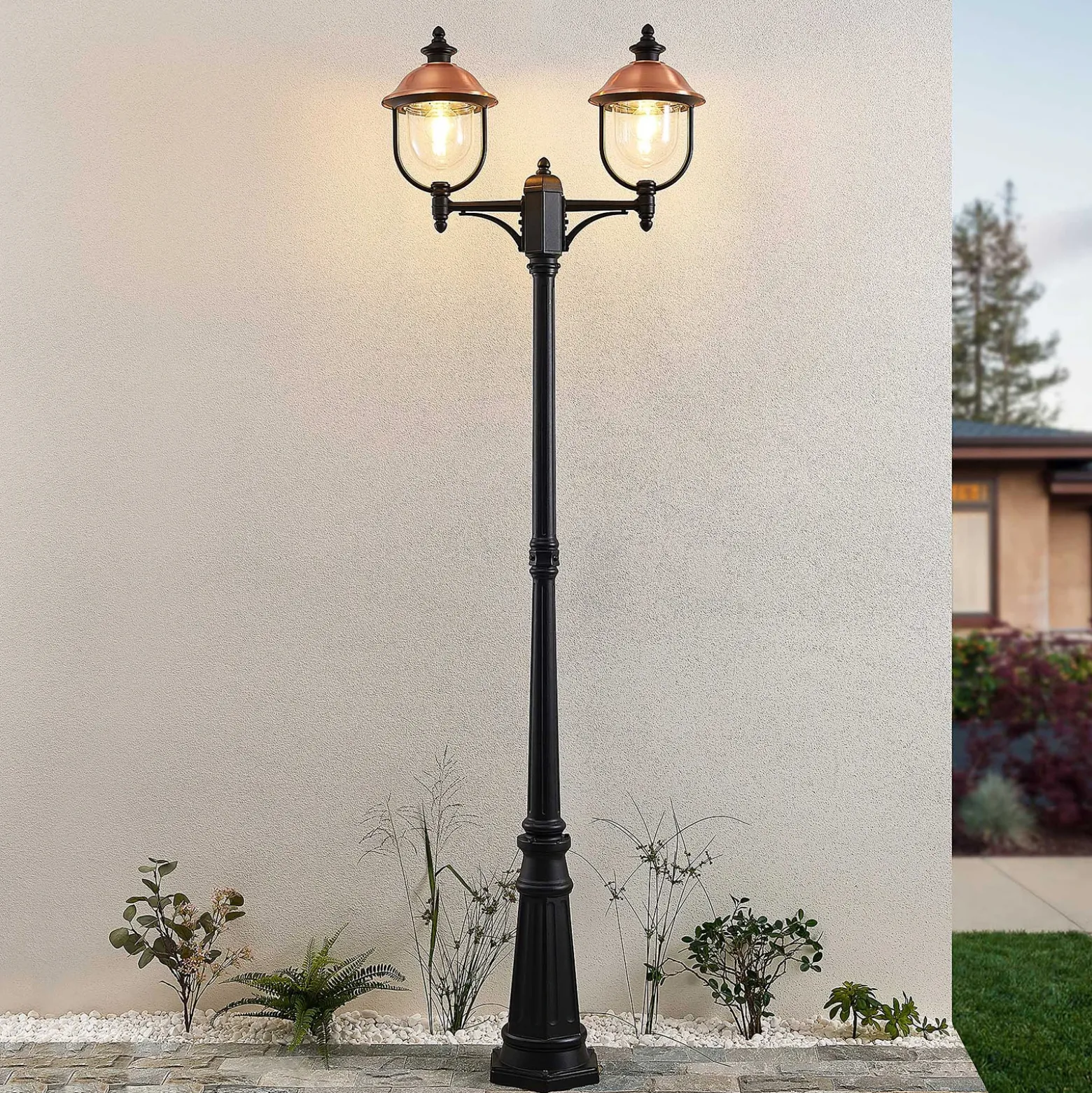 Lindby lámpara de exterior Clint, 225 cm, 2 luces, resistente al agua salada,