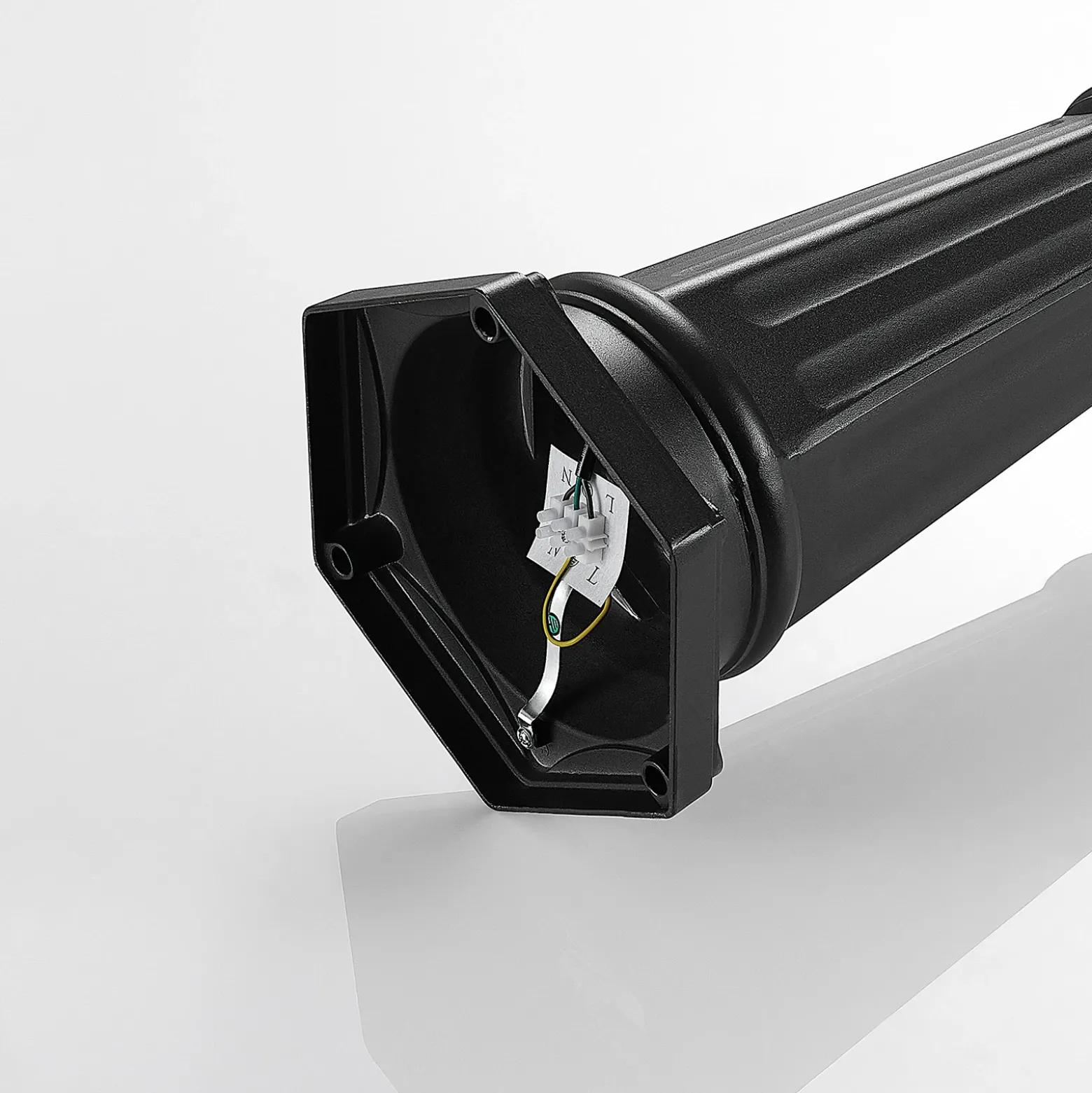 Lindby lámpara de exterior Clint, 225 cm, 2 luces, resistente al agua salada,