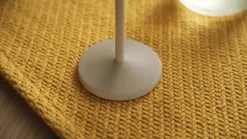 Lindby Lámpara de mesa LED recargable Arietty, beige, atenuable, IP65