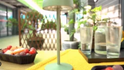 Lindby Lámpara de mesa LED recargable Arietty, verde, atenuable, IP65