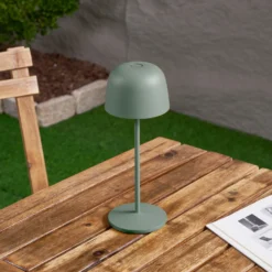 Lindby Lámpara de mesa LED recargable Arietty, verde, atenuable, IP65