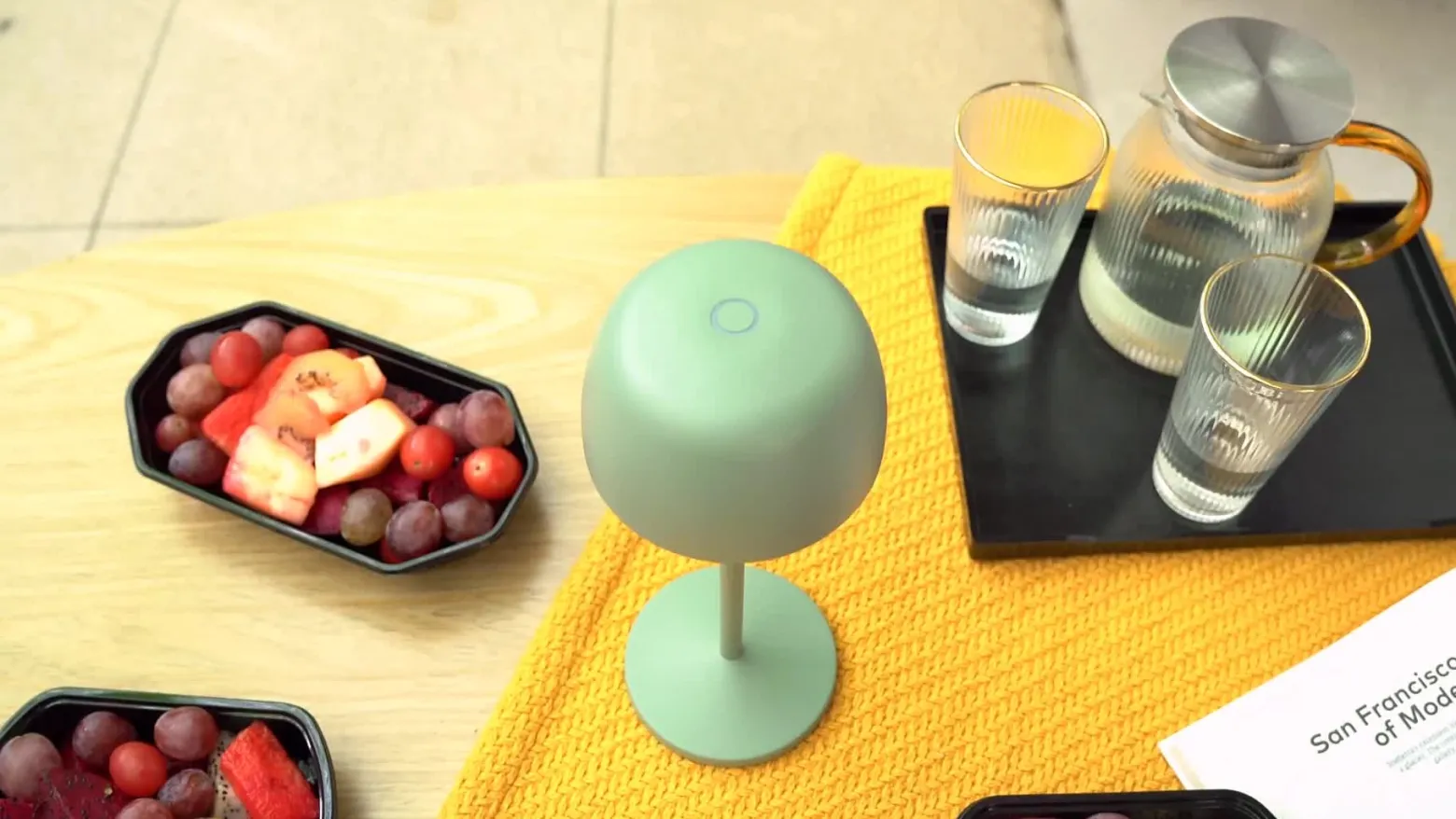 Lindby Lámpara de mesa LED recargable Arietty, verde, atenuable, IP65