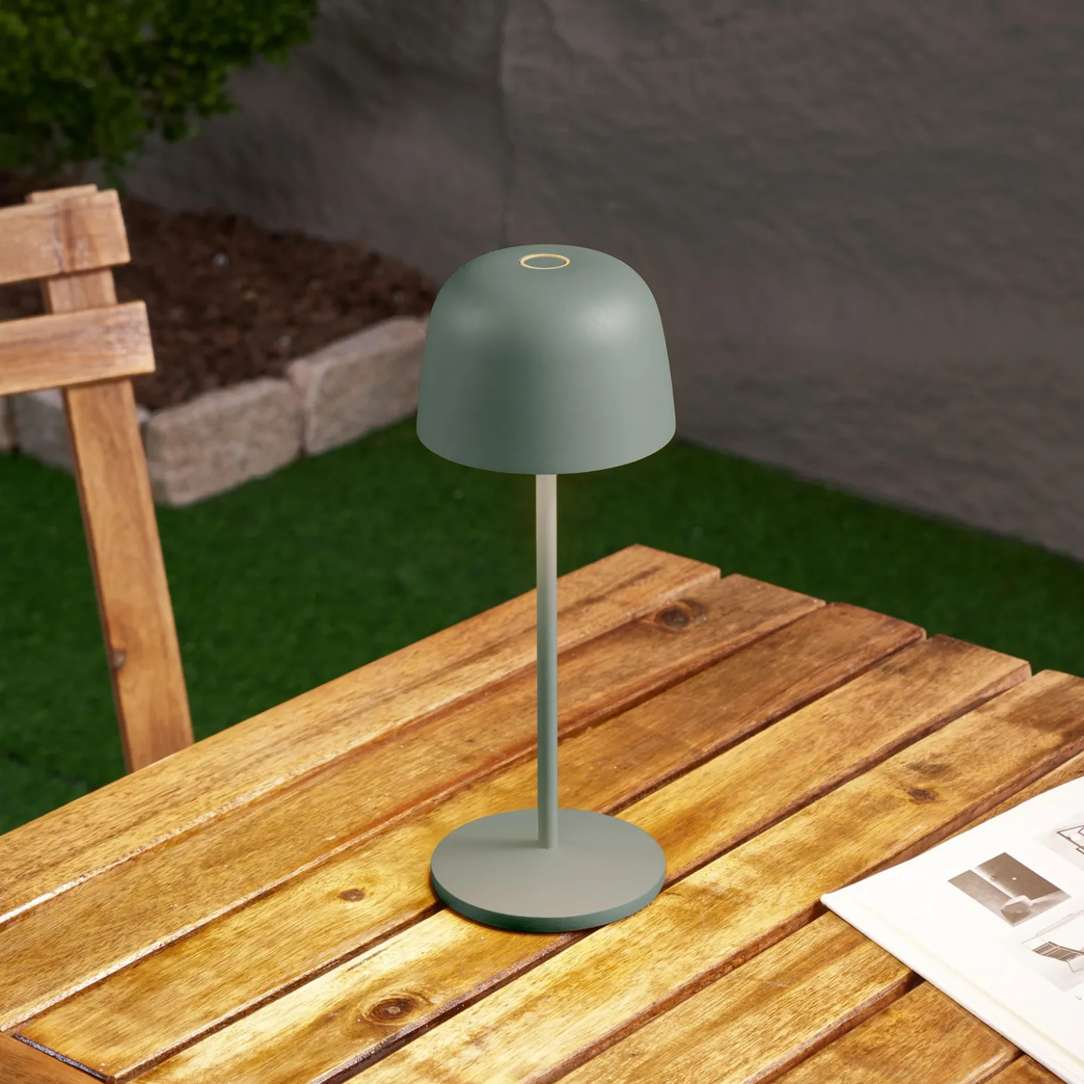 Lindby Lámpara de mesa LED recargable Arietty, verde, atenuable, IP65