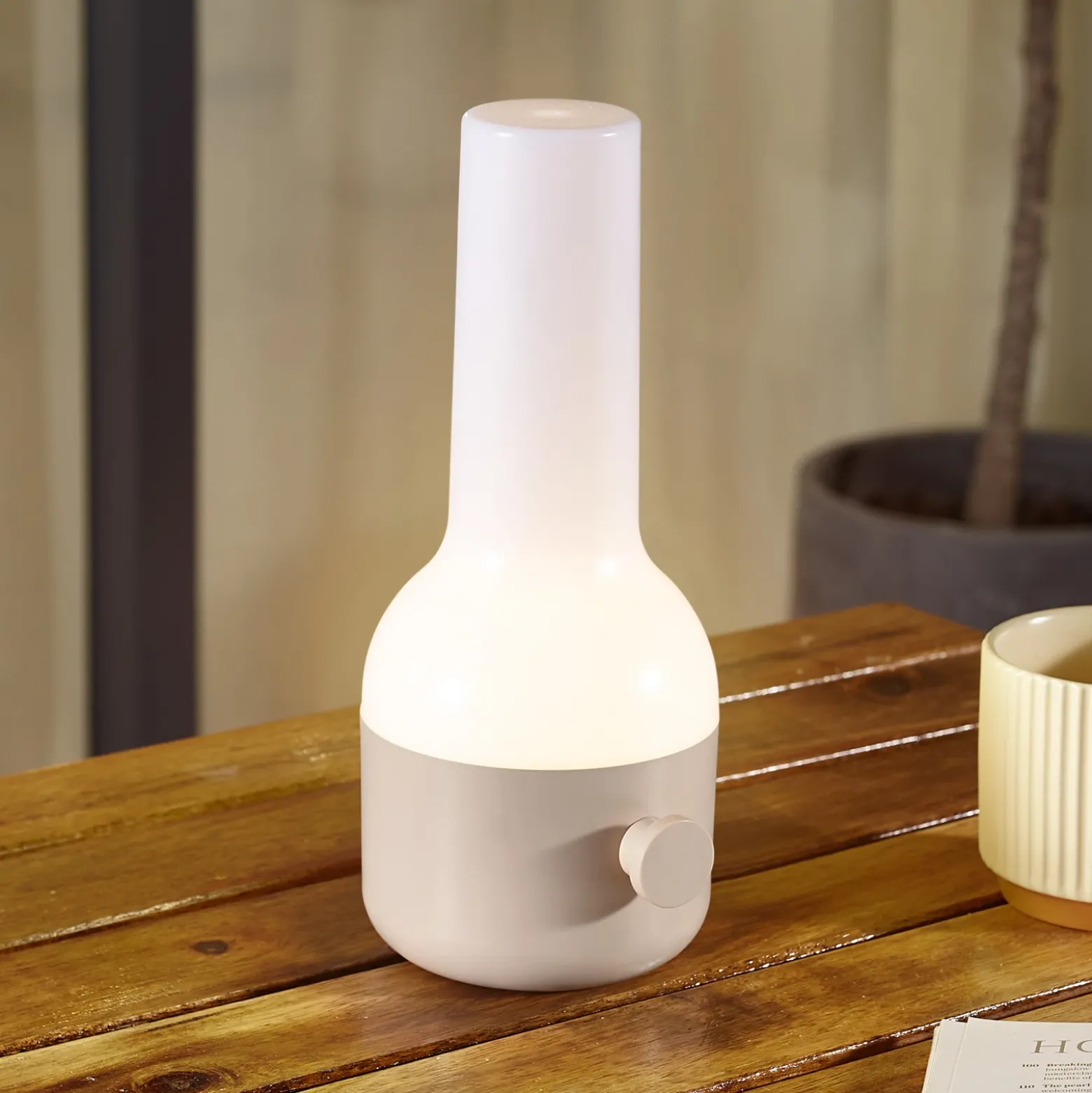 Lindby lámpara de mesa LED recargable Isaline, beige, atenuable, IP44