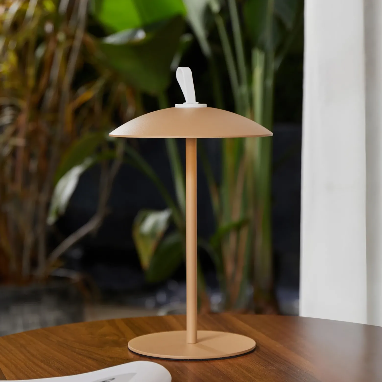 Lindby Lámpara de mesa LED recargable Kanani, marrón, atenuable